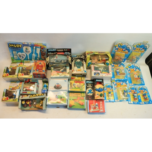 521 - Collection of Smurf themed toys, models, games, puzzles, magazines (including foreign language editi... 