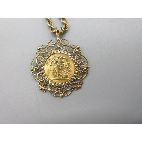 1010 - ER.II 1963 sovereign set in 9ct yellow gold ornate mount, stamped 375, on 9ct yellow gold rope twist... 