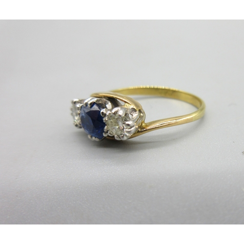 1022 - 18ct yellow gold three stone diamond and sapphire crossover ring, the central round cut sapphire, ap... 