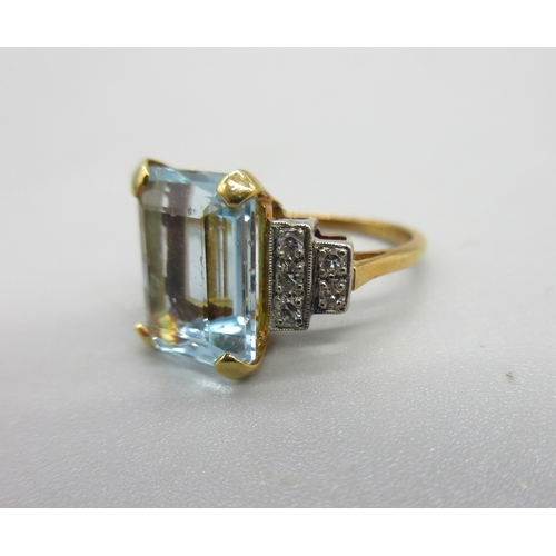 1007 - 18ct yellow gold aquamarine and diamond ring, the central emerald cut aquamarine, approx 3.85cts, in... 