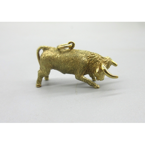 1024 - 9ct yellow gold bull charm, stamped 375, approx. L3.5cm, 8.0g