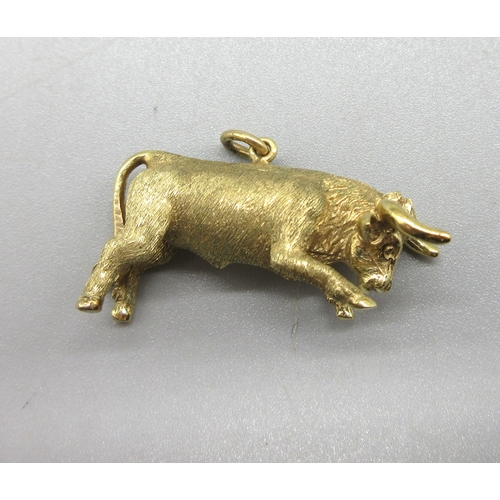 1024 - 9ct yellow gold bull charm, stamped 375, approx. L3.5cm, 8.0g