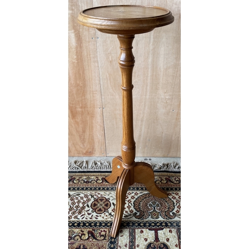 1533 - Geoff Unicornman Gell, Coxwold Cabinet Makers - an oak tripod plant stand, circular moulded top on t... 