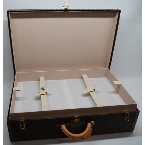 1420 - Louis Vuitton trunk case, brown monogram canvas, rounded leather carrying handle, with gold coloured... 