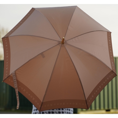 1430 - Louis Vuitton umbrella in a rose gold/beige tone, monogram pattern to rim, with leather handle and g... 