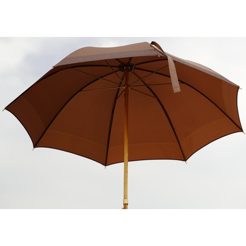 1430 - Louis Vuitton umbrella in a rose gold/beige tone, monogram pattern to rim, with leather handle and g... 