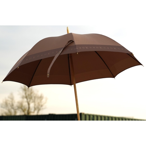 1430 - Louis Vuitton umbrella in a rose gold/beige tone, monogram pattern to rim, with leather handle and g... 