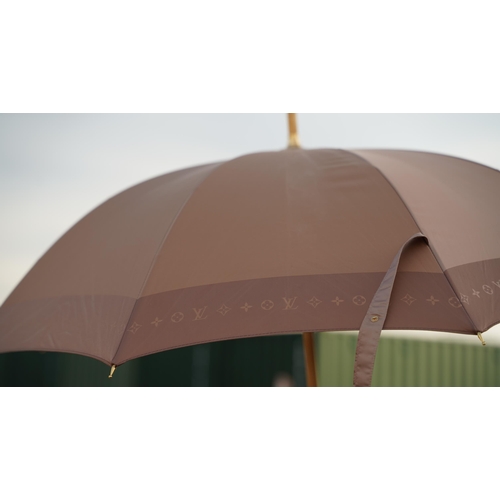 1430 - Louis Vuitton umbrella in a rose gold/beige tone, monogram pattern to rim, with leather handle and g... 