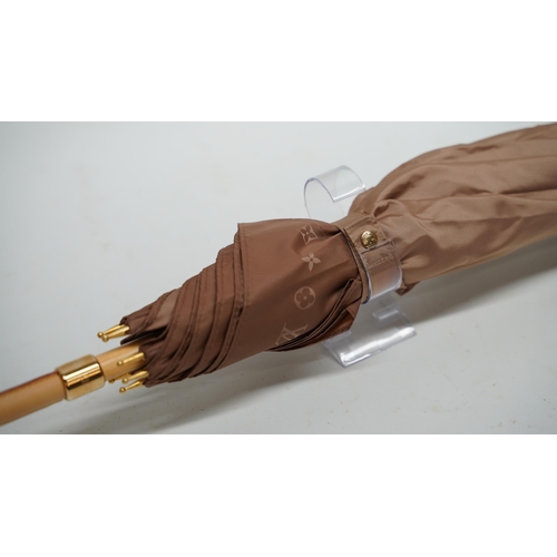 1430 - Louis Vuitton umbrella in a rose gold/beige tone, monogram pattern to rim, with leather handle and g... 