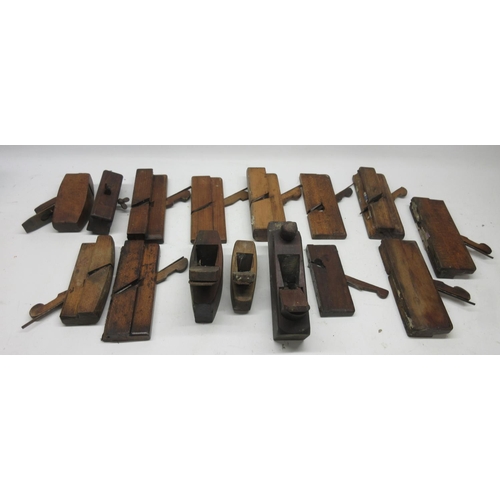 632 - Mixed assortment of vintage woodworking tools, including wood planes, routers, clamps, vices etc. A/... 