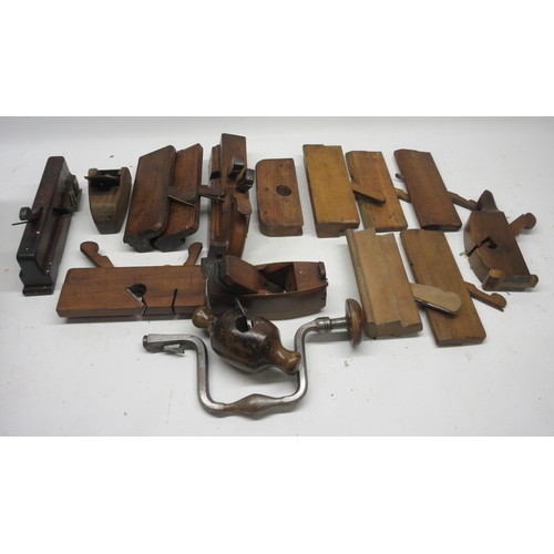 632 - Mixed assortment of vintage woodworking tools, including wood planes, routers, clamps, vices etc. A/... 