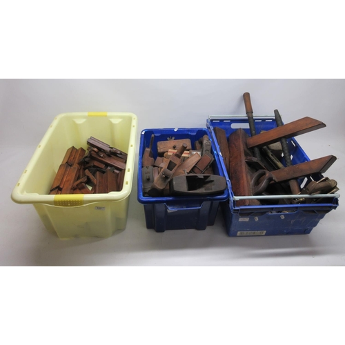 633 - Mixed assortment of vintage woodworking tools, including wood planes, routers, clamps, vices etc. A/... 