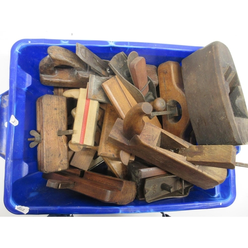 633 - Mixed assortment of vintage woodworking tools, including wood planes, routers, clamps, vices etc. A/... 