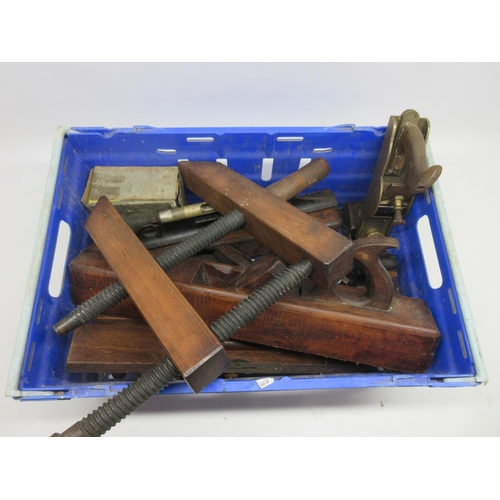 633 - Mixed assortment of vintage woodworking tools, including wood planes, routers, clamps, vices etc. A/... 