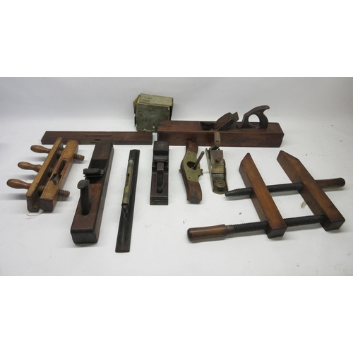 633 - Mixed assortment of vintage woodworking tools, including wood planes, routers, clamps, vices etc. A/... 