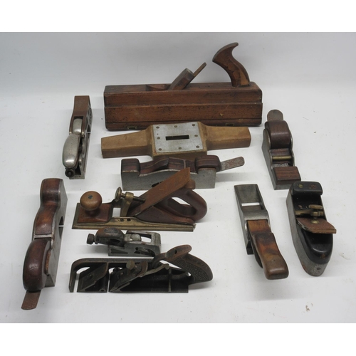 634 - Mixed assortment of vintage woodworking tools, including wood planes, routers, clamps, vices etc. A/... 