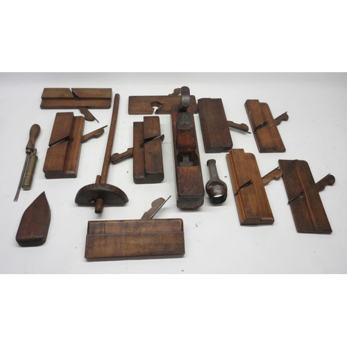 634 - Mixed assortment of vintage woodworking tools, including wood planes, routers, clamps, vices etc. A/... 