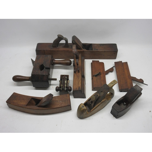 634 - Mixed assortment of vintage woodworking tools, including wood planes, routers, clamps, vices etc. A/... 