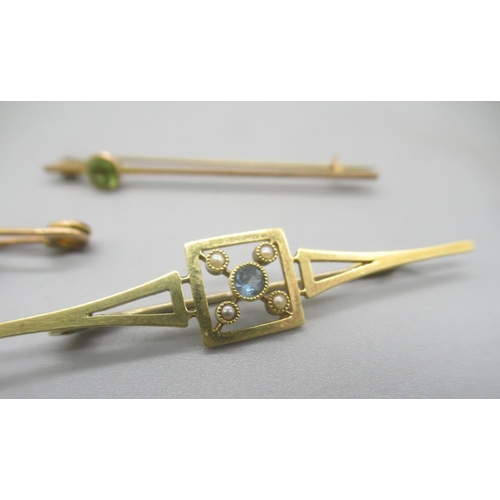 33 - 9ct yellow gold bar brooch set with aquamarine and seed pearls, a bar brooch set with peridot, and a... 