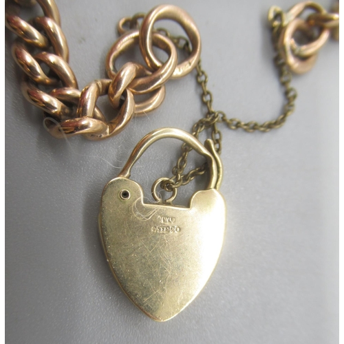 133 - 9ct rose gold chain link bracelet, stamped 375, with a 9ct yellow gold heart padlock clasp closure, ... 