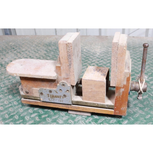 630 - One large, one medium wood carvers chops (2)

POA  https://www.bradleys.ltd/quotation-request-form