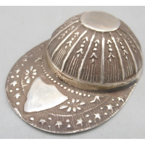 69 - 20th century silver Jockey cap caddy spoon, vacant cartouche on the peak, stamped 925

Shipping £28.... 