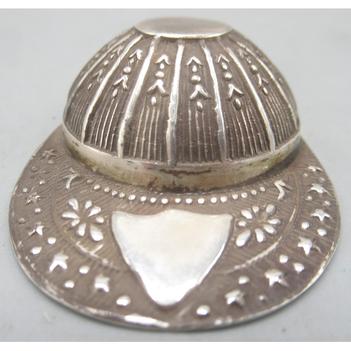 69 - 20th century silver Jockey cap caddy spoon, vacant cartouche on the peak, stamped 925

Shipping £28.... 