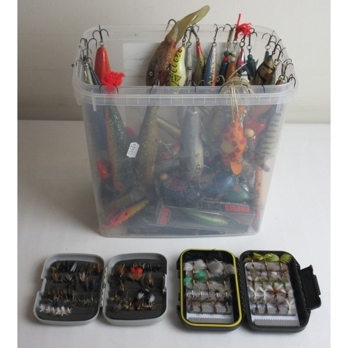 624 - Mixed assortment of fishing flies and lures and a 'Keeper' branded fishing gilet size M, A/F (3 boxe... 