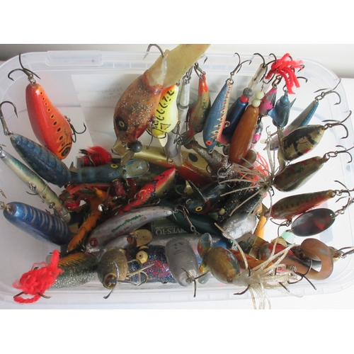 624 - Mixed assortment of fishing flies and lures and a 'Keeper' branded fishing gilet size M, A/F (3 boxe... 