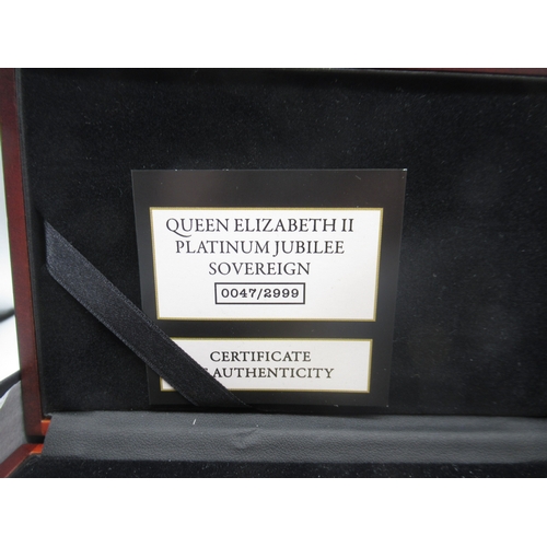 42 - The London Mint Office - Queen Elizabeth II Platinum Jubilee Sovereign encapsulated in case with COA... 