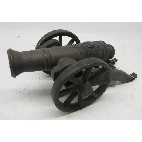 Cast iron Victorian model cannon with spoked wheels and rotating barrel (L25cm, overall L34cm)