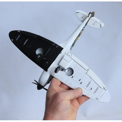 Corgi製 Spitfier スピットファイヤー　1／32スケール　新品 Corgi AA33901 - Spitfire Diecast Model, RAF No.609 Sqn