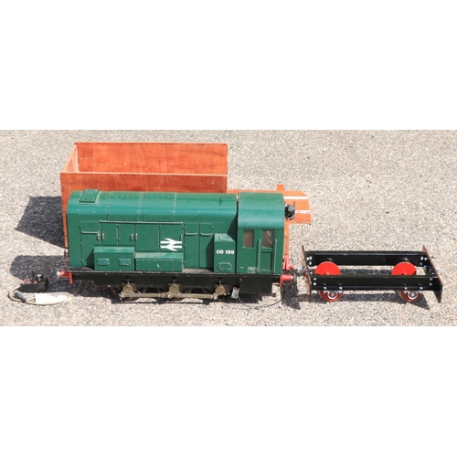 Large scale 5" gauge kit built metal Class 08 0-6-0 battery powered diesel locomotive model in BR green double arrow livery in excellent previously run condition, mostly metal construction with sprung buffers, hand controller, battery connectors, carry box etc. (overall length approx 81cm), also included a ride-on passenger car (no cushion, overall length approx 50.5cm), not tested

Shipping POA  https://www.bradleys.ltd/quotation-request-form