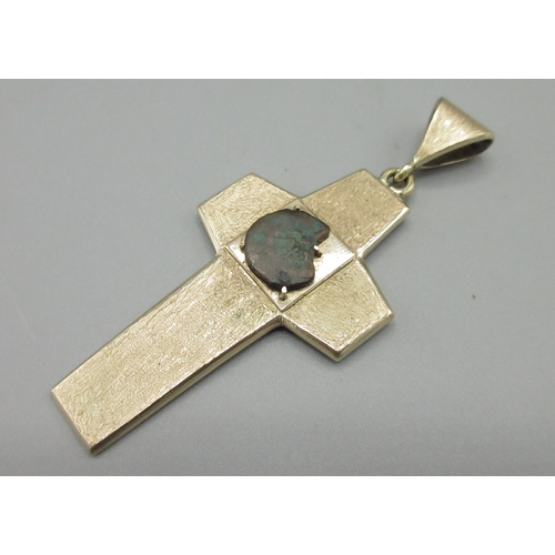 1018 - 9ct yellow gold crucifix pendant, central set ancient hammered coin, textured surface, stamped 9ct, ... 