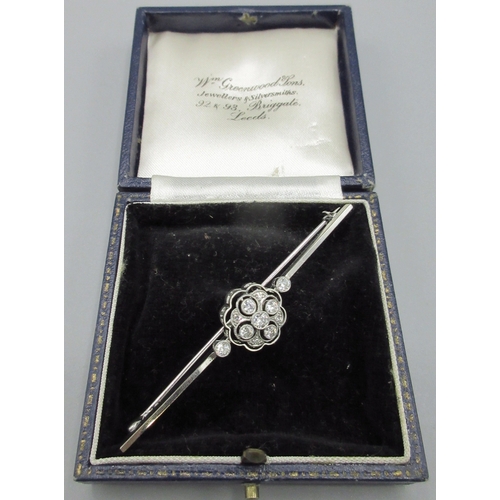 1014 - Art Deco style unmarked white metal diamond bar brooch, L7cm, 4.5g

Bradleys shipping £23.00 plus va... 