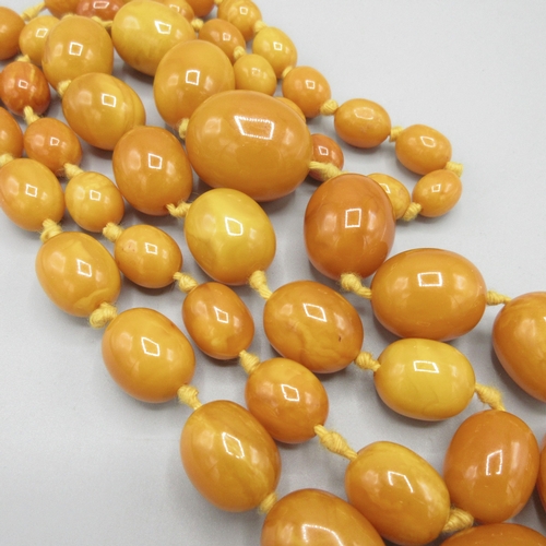 1028 - Butterscotch amber graduated bead necklace, strung knotted, approximate L114cm, largest bead 30mm

B... 