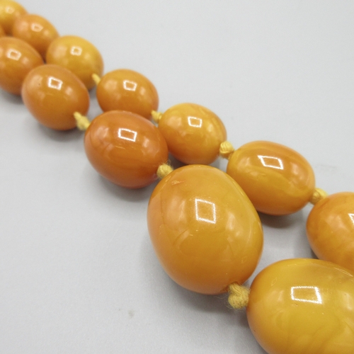 1028 - Butterscotch amber graduated bead necklace, strung knotted, approximate L114cm, largest bead 30mm

B... 
