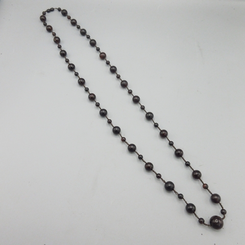 1038 - Victorian deep red cherry amber strung triple knot bead necklace, beads of alternating size, L115cm,... 