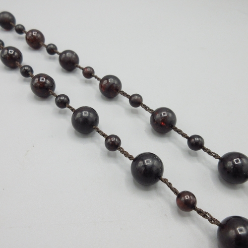 1038 - Victorian deep red cherry amber strung triple knot bead necklace, beads of alternating size, L115cm,... 