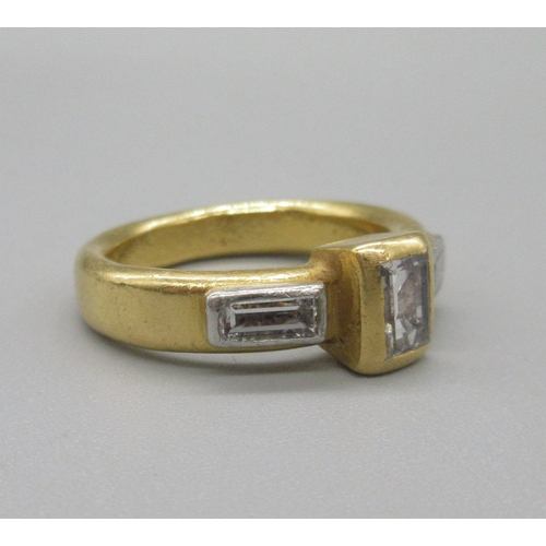 1006 - Malcolm Betts 22ct yellow gold diamond ring, set with three baguette cut diamonds, stamped 916, size... 
