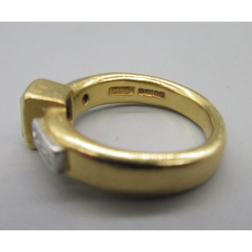 1006 - Malcolm Betts 22ct yellow gold diamond ring, set with three baguette cut diamonds, stamped 916, size... 