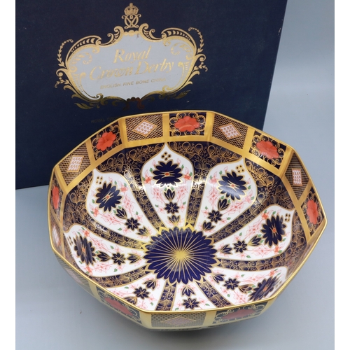 Large Royal Crown Derby Imari 1128 pattern octagonal bowl, of first quality, with original box, D29cm H12cm

Bradleys shipping £38.00 plus vat (UK Only)