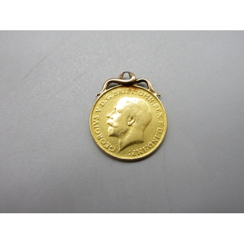 25 - George V (1910-1936) 1913 Half-Sovereign with yellow metal hoop top (4.3g)

Bradleys Shipping £20.00... 