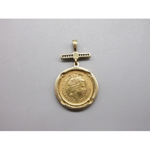 41 - Queen Elizabeth (1952-2022) 2002 Half-Sovereign in yellow metal mount with 9ct hallmarked hoop link ... 