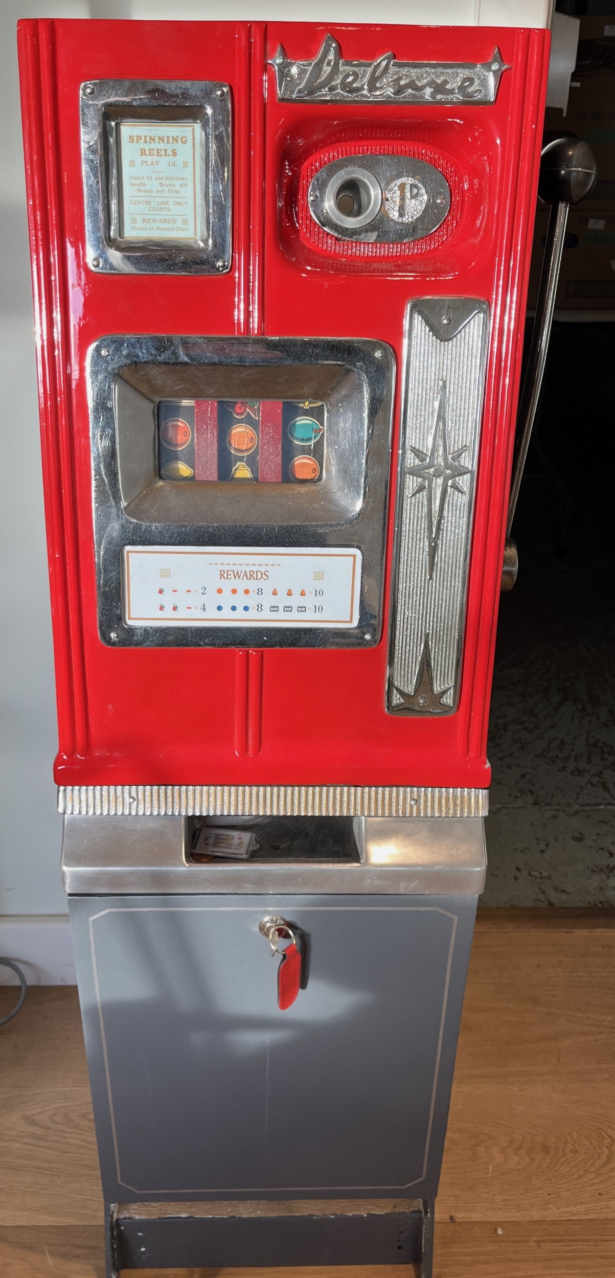 'Deluxe Spinning Reels' slot machine, with plinth, H121cm Bradleys ...