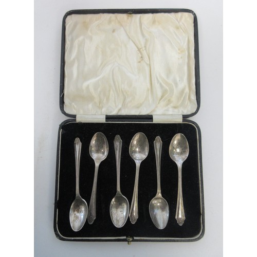 158 - Two Naval smoking pipes (AF) and a set of teaspoons

Bradleys shipping £38.00 plus vat (UK Only)