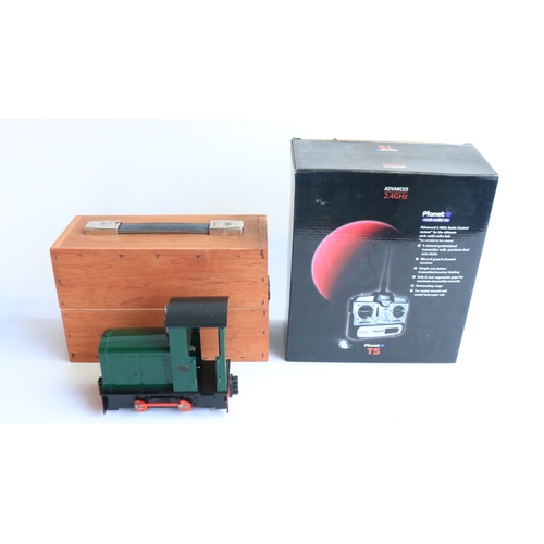 Roundhouse Engineering Co. G gauge battery powered 0-4-0 yard shunter 'Little John' with fitted radio control functions (now discontinued), model in very good previously run condition, some minor and typical signs of use and minor wear including some corrosion to wheels (please refer to photos), overall length 179mm with adjustable wheel spacing (32-45mm) complete with Axtronics battery charger pack, sturdy carry box and 6 channel Planet T5 handheld transmitter, not tested, vendor assures all in full working order