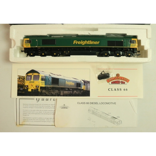 142 - Two OO gauge Freightliner liveried diesel electric locomotive models to include Bachmann 32-726 Clas... 
