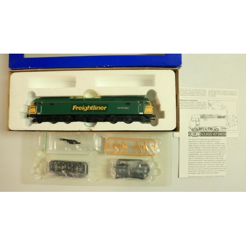 142 - Two OO gauge Freightliner liveried diesel electric locomotive models to include Bachmann 32-726 Clas... 