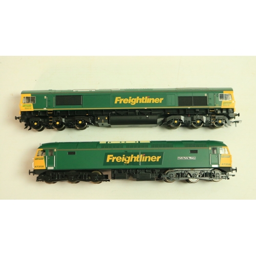 142 - Two OO gauge Freightliner liveried diesel electric locomotive models to include Bachmann 32-726 Clas... 